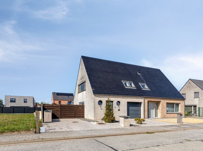 In Baliebrugge vinden we deze recente en volledig instapklare halfopen woning. Dankzij de ruime tuin, inpandige garage en 3 à 4 slaapkamers is dit de