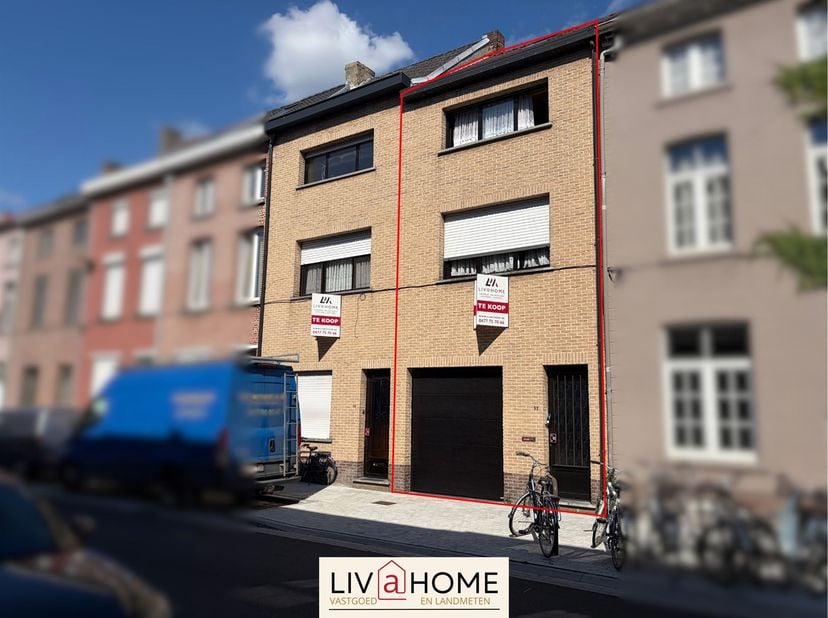 Bel-etage met atelier, tuin én garage in Mechelen<br />
Op het gelijkvloers vind je een ruime garage met elektrische sectionaalpoorten aan zowel de v