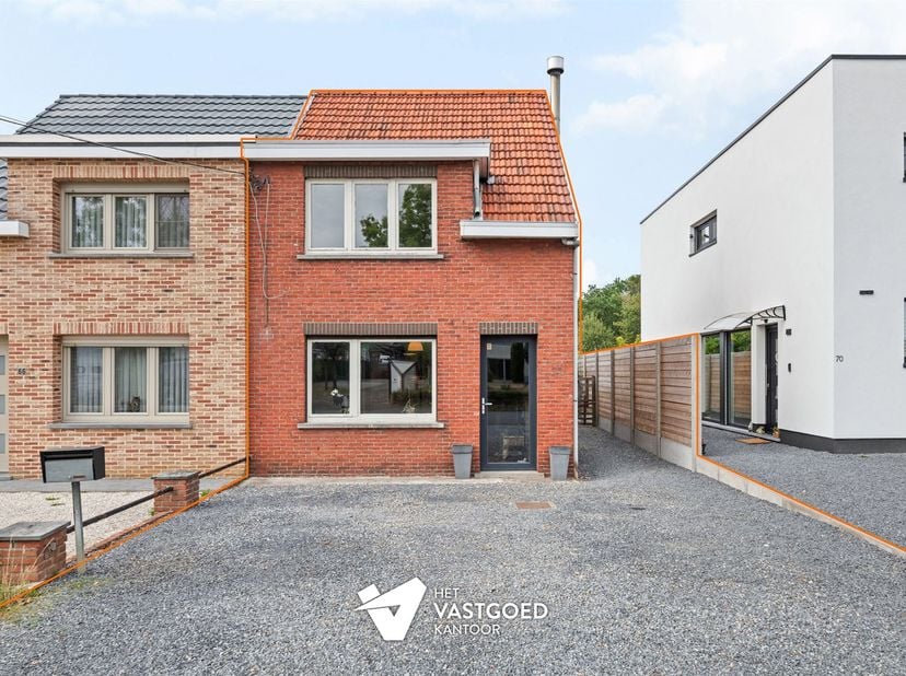 Deels gerenoveerde woning op rustige ligging vlak bij Be-Mine op mooi diep perceel.<br />
<br />
Belangrijkste troeven: <br />
- Centrale ligging<b
