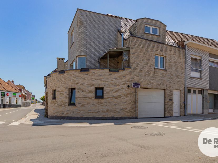 LIEDEKERKE - In het centrum en op een steenworp van alle voorzieningen, bevindt zich deze verzorgde woning (type beletage/duplex) met inpandige garage