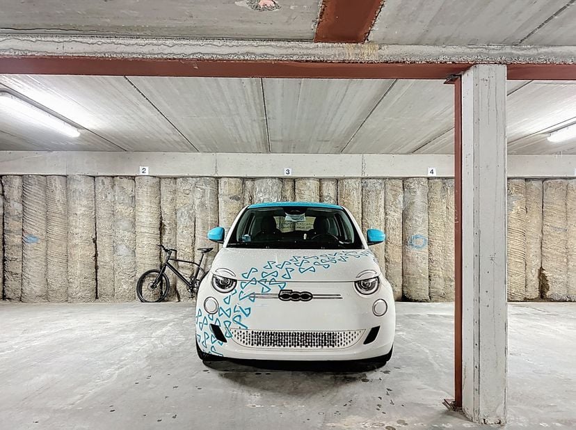 Tel: 0456 12 69 85<br />
Email: clara.jacquy@weinvest.be<br />
We Invest biedt te huur aan: 8 parkeerplaatsen gelegen op verdieping -1 van een recent