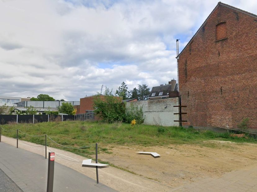In het bruisende centrum van Koersel, pal aan het gezellige Kerkplein, bevindt zich deze interessante projectgrond met een vergunning voor de realisat