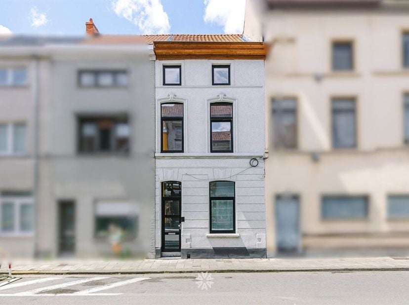 LEDEBERG - Instapklare stadswoning met drie slaapkamers en gezellige buitenkoer nabij Gent<br />
Deze instapklare gerenoveerde rijwoning met drie slaa
