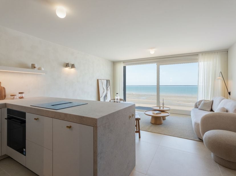 Dit uitzonderlijk afgewerkte en volledig gemeubelde appartement werd recent totaal gerenoveerd met hoogwaardige materialen, maatwerk en een verfijnde