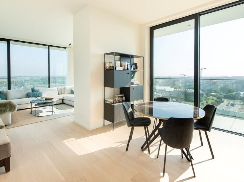 Op een bijzondere locatie aan zee waar duinen en polders elkaar raken, is een prachtige residentie verrezen: The One! In dit luxe appartementsgebouw b