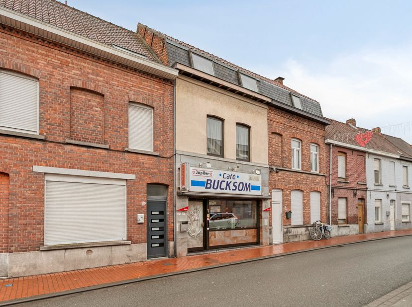 Aan de Franse grens, in het hart van Menen, bevindt zich het legendarische Café 'Bucksom' – een bruisende, volkse 'bruine kroeg' met maar liefst 125 j