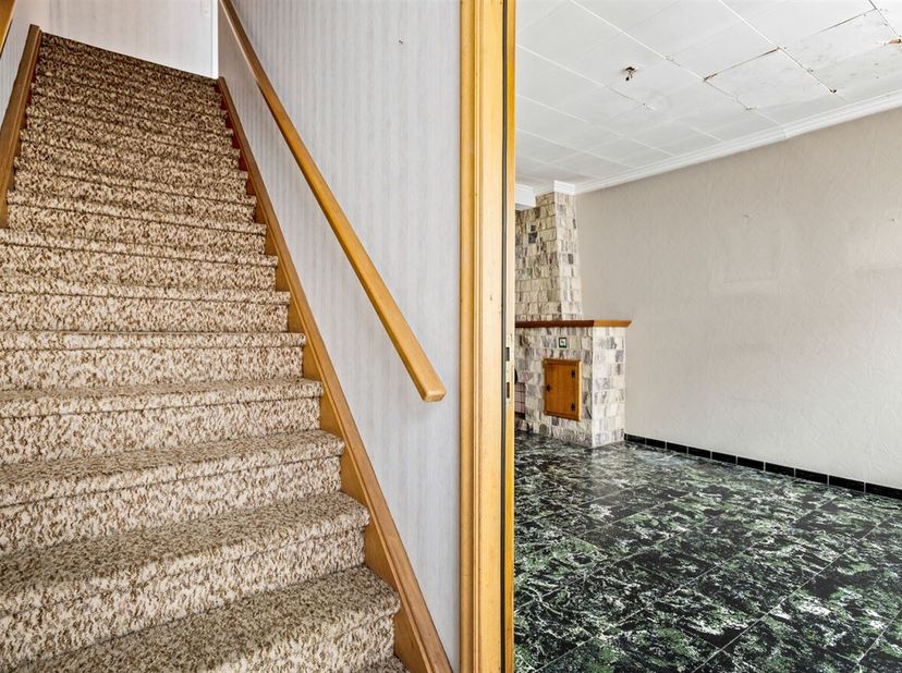 Totaal renovatie met veel mogelijkheden<br />
Ligging:<br />
De woning geniet een uitstekende bereikbaarheid: dicht bij de dorpskern, winkels en schol