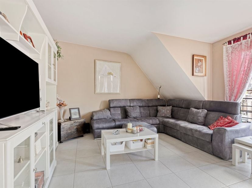 Gelegen op een uitstekende en centrale locatie in het hart van Sint-Job-in-’t-Goor vindt u dit instapklare éénslaapkamerappartement met een bewoonbare