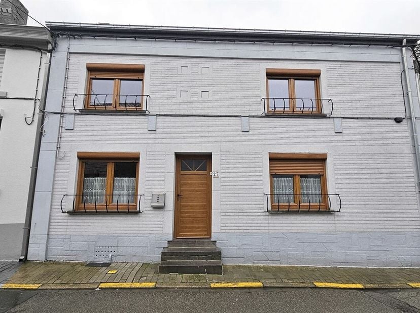 Chouette maison à rafraichir comprenant: <br />
Sous-sol: Cave.<br />
Rez: Living sur l'avant, séjour et cuisine sur l'arrière, salle de douche, chauf