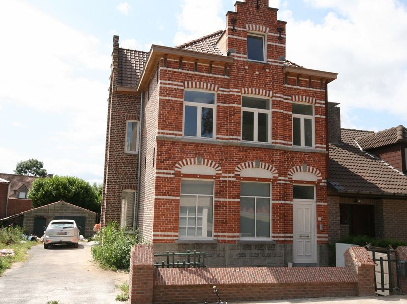 740 âÂ Instapklaar gelijkvloers appartement bestaande uit: - woonkamer - open ingerichte keuken (oven, kookplaat, dampkap, frigo, diepvries) - berging