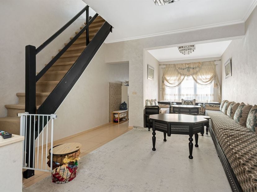 Ruime woning (150 m²) met 4 slaapkamers te koop!<br />
Ligging: Deze ruime woning is gelegen in een rustige straat, op een steenworp afstand van dive