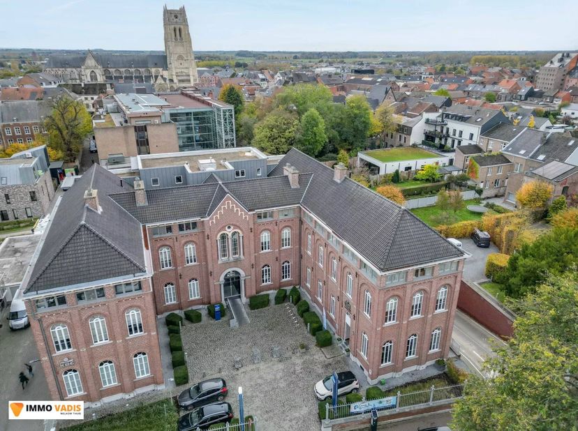 Situé dans le centre historique de Tongres, à seulement 200 mètres de la Grand-Place, nous vous proposons à la vente ce penthouse exceptionnel dans un