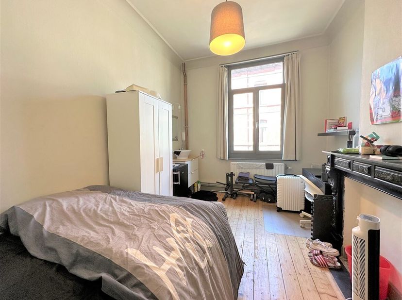 RÉSERVÉ AUX ÉTUDIANTS - ONLY FOR STUDENTS<br />
Cette chambre d'étudiant meublée est située en centre-ville d'Anvers. Elle dispose d'un lavabo et d'un