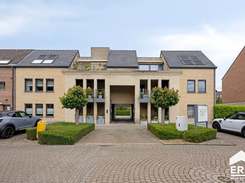 Op een uitstekende locatie aan het Michiel Jansplein in Lommel bevindt zich dit verzorgt en lichtrijk appartement met alle comfort voor wie centraal e