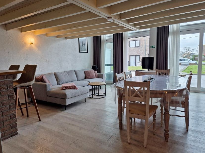 Dit charmante appartement voelt aan als een echte vakantiewoning en biedt een uniek vakantiegevoel, elke dag opnieuw.<br />
De ruime en lichtrijke liv
