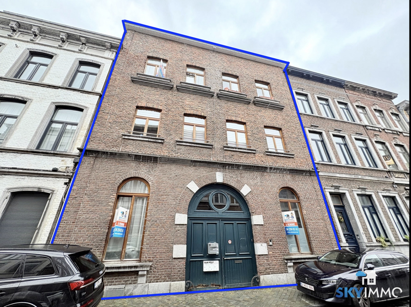 L'agence SKYIMMO vous propose en exclusivité ce superbe immeuble de rapport, idéalement situé Rue Lairesse 31 à Liège, à deux pas de la Médiacité. Com