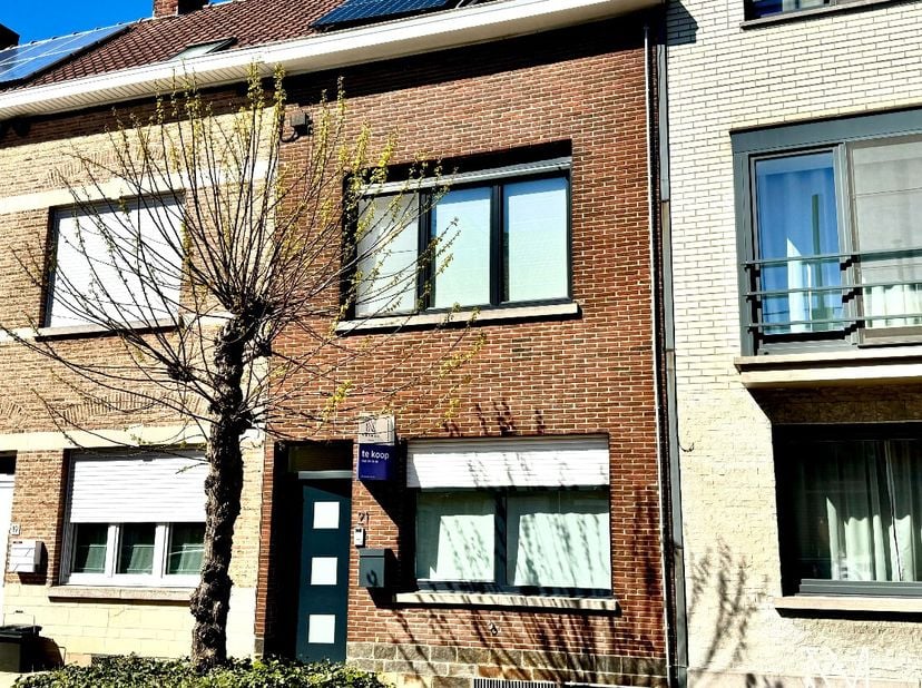 Welkom in deze instapklare, kraaknette woning met 3 slaapkamers op wandelafstand van Kortrijk-centrum!<br />
We komen de woning binnen via een mooie h