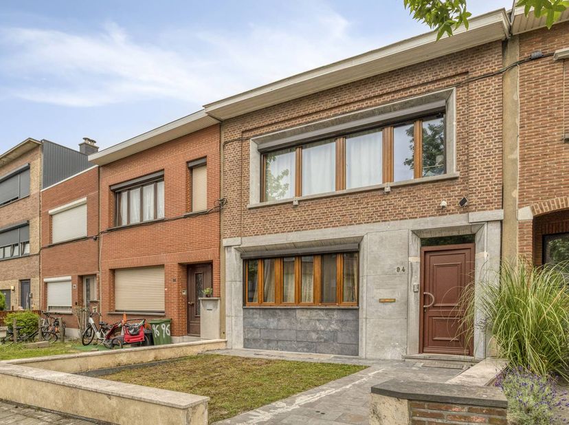 Indeling: <br />
<br />
Gelijkvloers: <br />
- inkomhal met ingemaakte vestiairekasten <br />
- uitzonderlijke ruime leefruimte met open keuken <br />