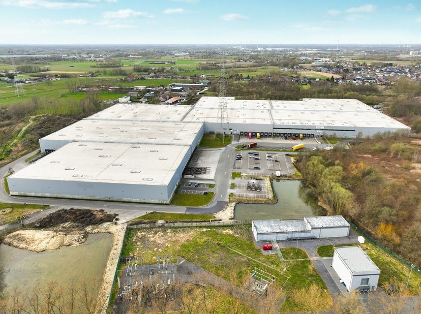 Op zoek naar een logistieke hub vlakbij de A12, E19 en op 2 kilometer van de containerterminal?<br />
Dit magazijn is beschikbaar vanaf 8.751 m² tot 2