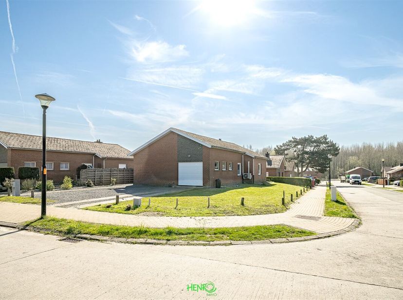 Située dans un secteur très recherché, à proximité immédiate des commerces, des écoles et du Mont-de-l'Enclus, cette maison quatre façades de plain-pi
