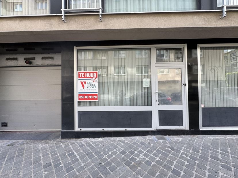 Handelsgelijkvloers/kantoorruimte van 36 m² op een uitstekende locatie aan het Leopold I-Plein ("'t Paard"), nabij het centrum van Oostende, de zeedij