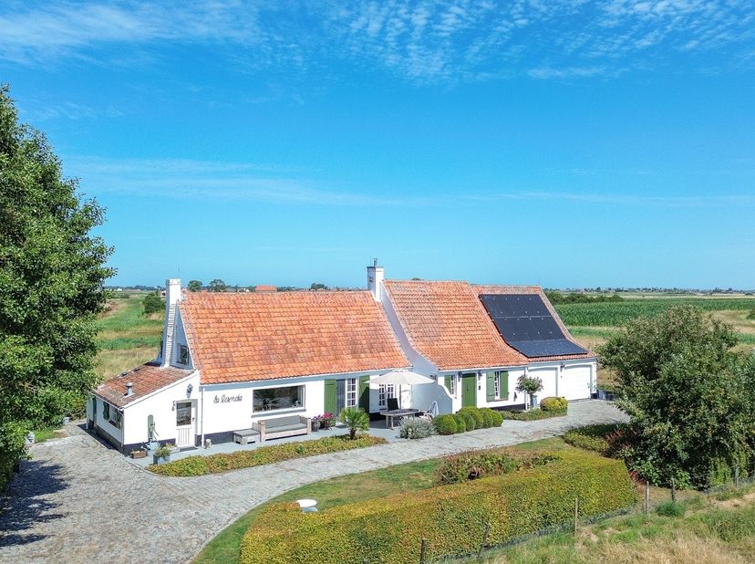 Kijkdag zaterdag 8/8 tussen 10-12u &amp; 14-16u, op afspraak.<br />
Deze karaktervolle hoeve uit 1965 is rustig gelegen, volledig omringd door weilanden e