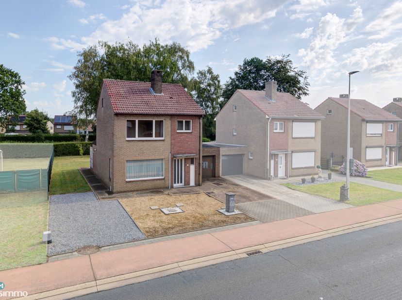 GEZINSWONING MET 3 SLAAPKAMERS, INPANDIGE GARAGE EN TUIN TE BEVERLO<br />
<br />
*** Bekijkt u deze woning via een aanverwante website? Surf dan naar
