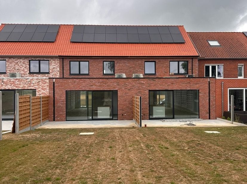 Prachtige nieuwbouwwoning te huur op rustige ligging te Poperinge. De woning is voorzien van zonnepanelen, airco, waterverzachter en regenwater. Indel