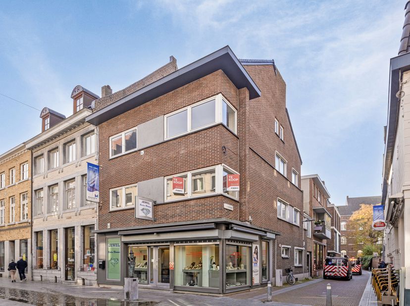 Wil jij graag je eigen zaak met woning in het centrum van Maaseik? Dan is dit je kans!<br />
Op een steenworp afstand van de Markt bevindt zich deze s