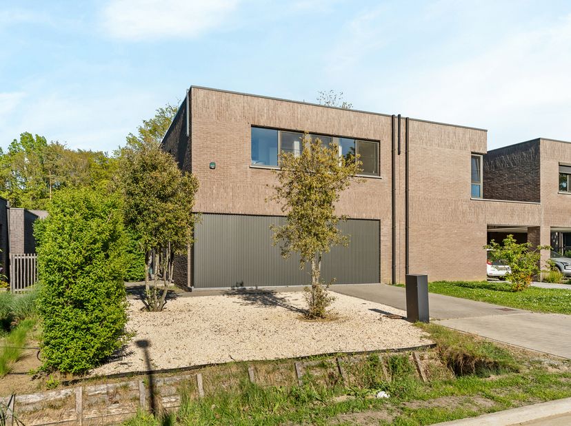 Recente halfopen bebouwing met 4 slaapkamers, garage en tuin in Beerzel.<br />
Ontdek deze recente en energiezuinige halfopen bebouwing (bouwjaar 2023