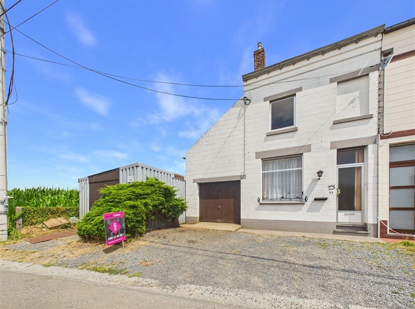 Découvrez cette maison 2 chambres située à Willemeau, bénéficiant de deux garages et de nombreuses dépendances. Le rez-de-chaussée se compose de deux