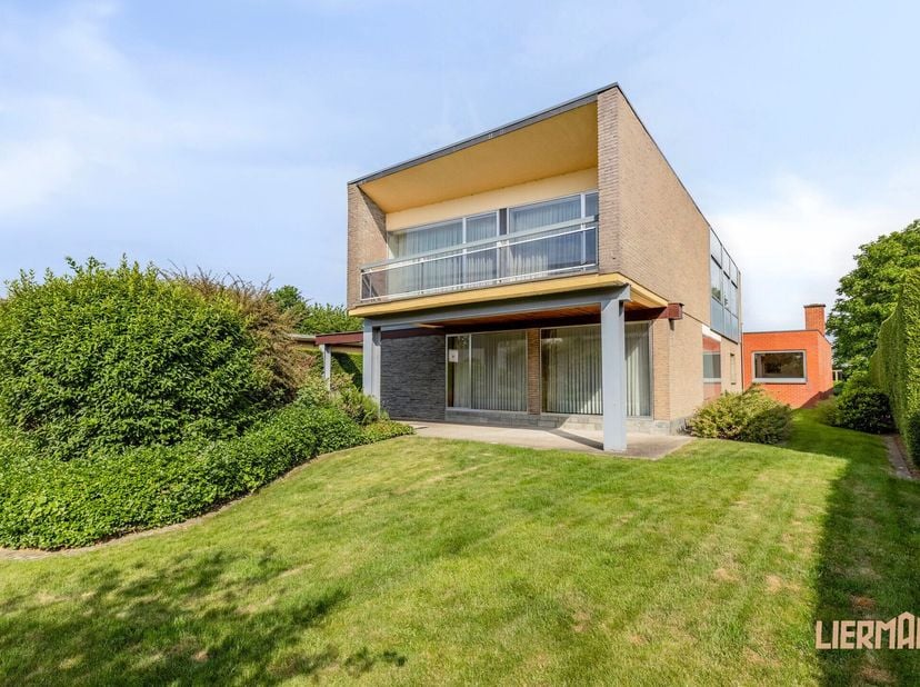 Gelegen op een uitmuntende residentiële locatie, straalt deze unieke villa uit de jaren 60 een karakteristieke charme uit die zeldzaam geworden is. He