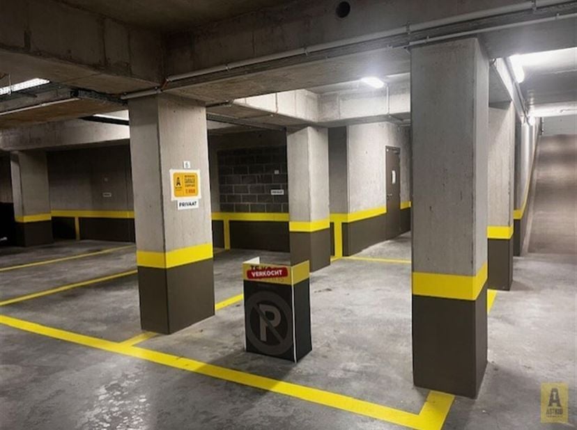 Meerdere ondergrondse parkeerplaatsen te huur in res Europe.<br />
Goede prijs! 100€ per parking!