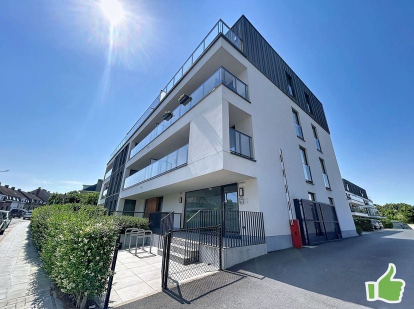 Appartement dans un état neuf situé au RDC dans un résidence de standing à la Coquinie à Mouscron. <br />
<br />
Hall, beau séjour lumineux, cuisine