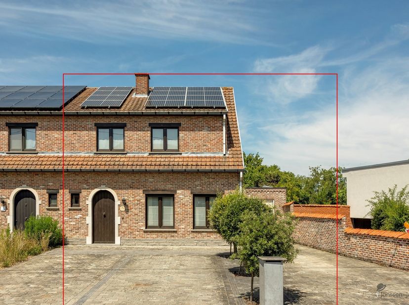 Van buitenaf straalt deze woning authenticiteit uit, maar eenmaal binnen ontdekt u vooral ruimte, licht en een aangename woonbeleving. <br />
De leef