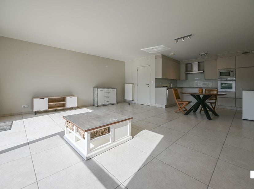 Deze ruime, energiezuinige woning met een bewoonbare oppervlakte van ca. 196 m² is gelegen nabij het centrum van Wevelgem en diverse handelszaken. De