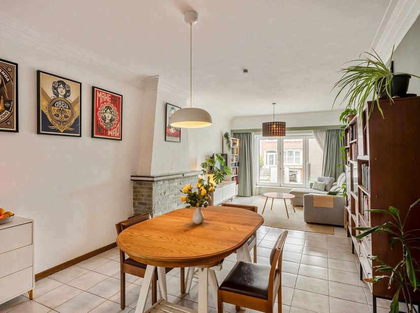 Charmant gelijkvloersappartement met grote tuin en garage<br />
Deze charmante gelijkvloerse woning combineert comfort, licht en een groene buitenbele