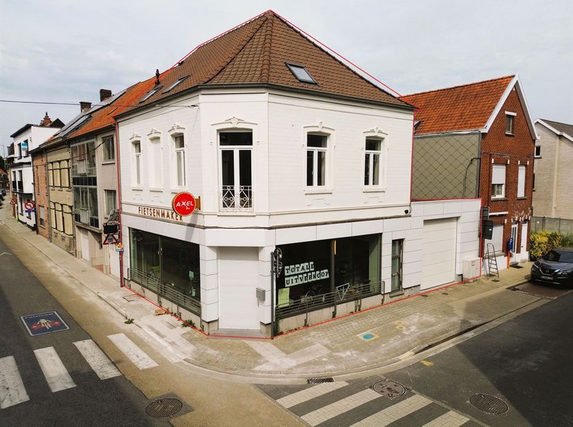 Welkom bij dit unieke handelspand met woonst in het hart van Wevelgem! Dit handelspand biedt een schitterend potentieel voor ondernemers en investeerd