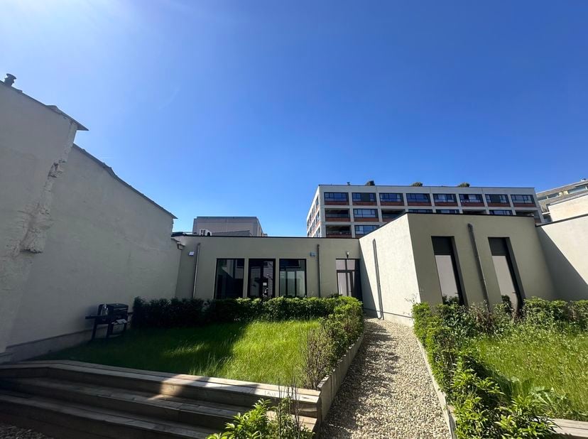 Bent u op zoek naar een atelier met aangename buitenruimte? Ontdek deze functionele ruimte gelegen in de Bredastraat 77. Het atelier beschikt over een
