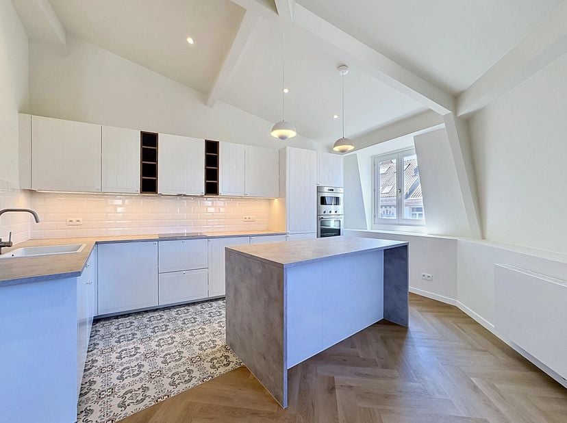 Victoire Junot vous propose cet appartement 2 chambres entièrement rénové, situé dans le quartier Saint-Boniface, au 4ème étage.<br />
Il se compose d