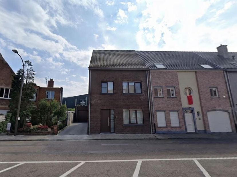 Op zoek naar een bouwgrond voor uw toekomstige woning in Mechelen? Dit perceel van 255 m² biedt een uitstekende opportuniteit dankzij zijn gunstige li