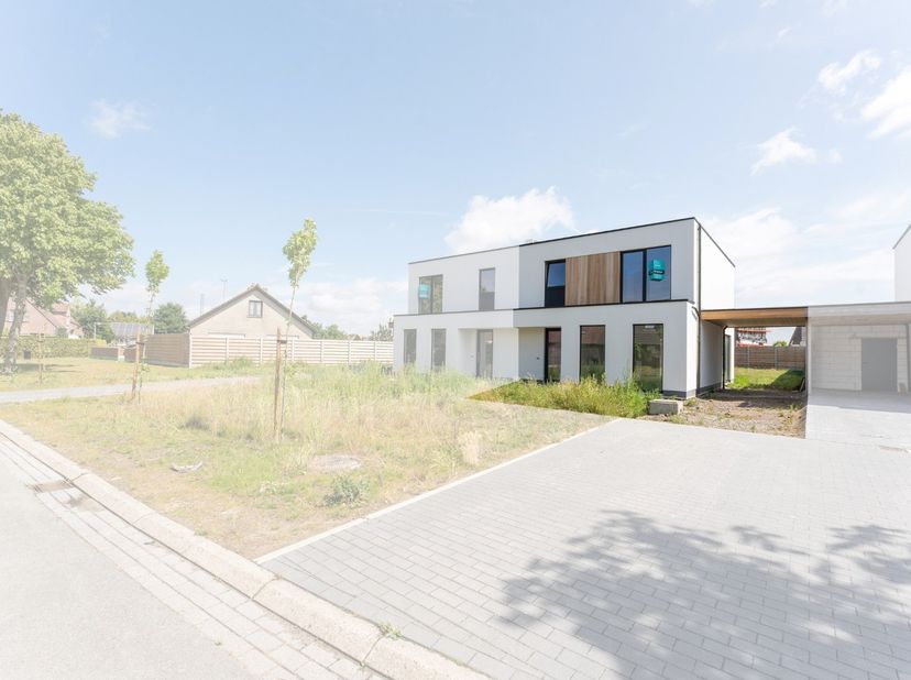 Deze moderne nieuwbouwwoning te Koekelare bestaat uit: <br />
<br />
Gelijkvloers: inkomhal - gastentoilet - lichtrijke living met open ingerichte keu