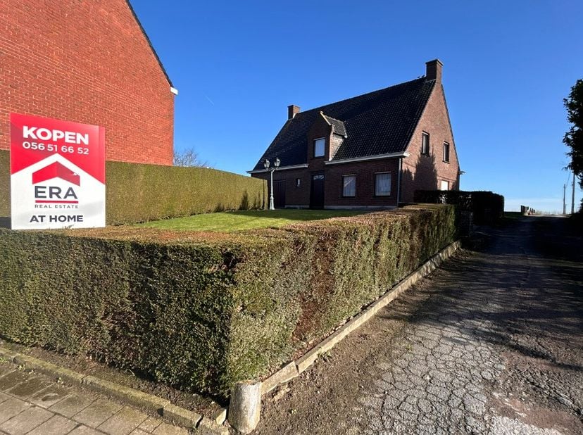 Ruime open bebouwing met 5 slaapkamers te koop.Deze woning uit 1978 biedt veel ruimte en mogelijkheden voor wie op zoek is naar een gezinswoning met v