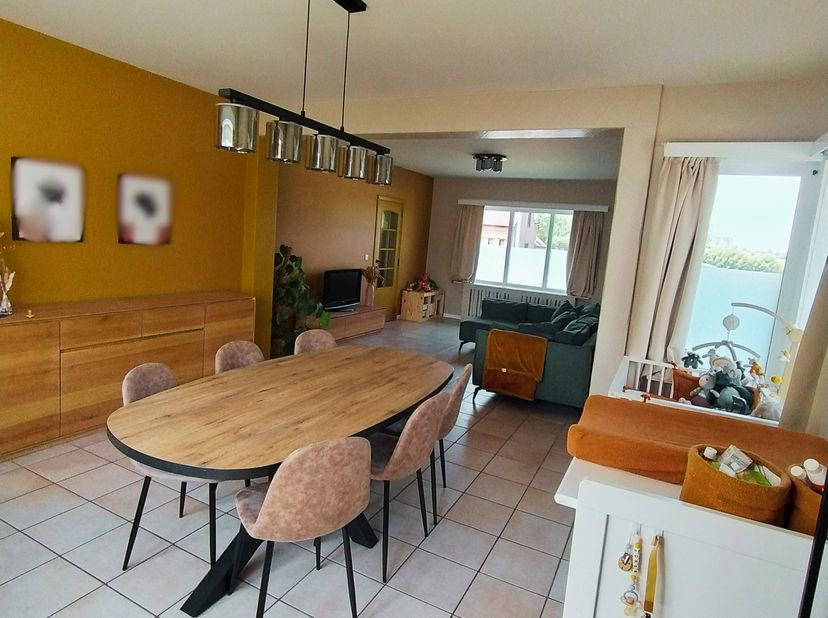 OPNIEUW BESCHIKBAAR NA KREDIETWEIGERING<br />
<br />
In Meerbeke, op een boogscheut van het centrum van Ninove (3km), bevindt zich deze woning met 4 s
