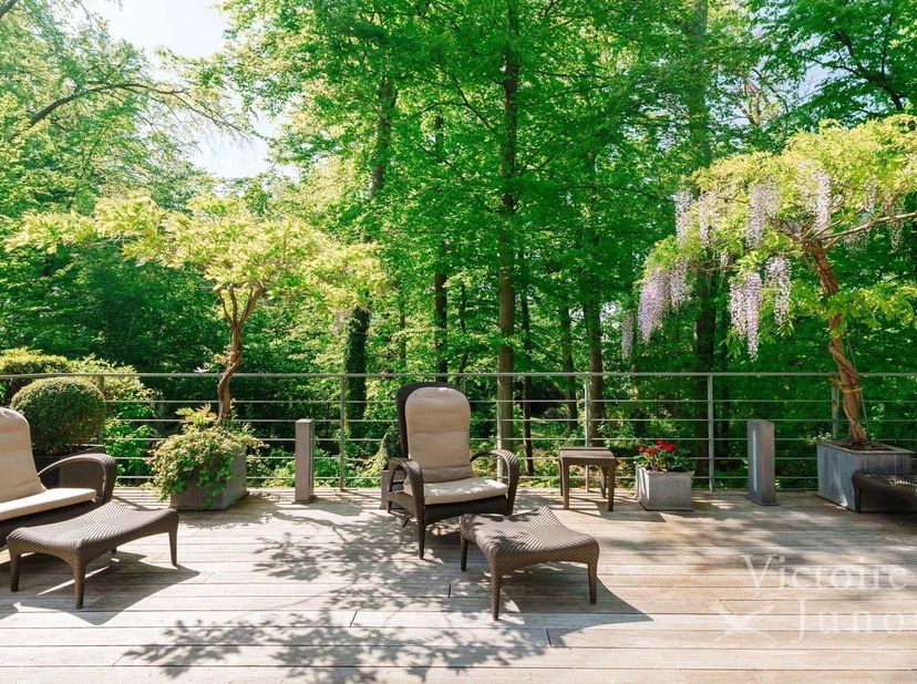 Appartement - bouwjaar 2002 - architect Marc Corbiau<br />
6 eenheden - privépark van ±3ha<br />
Dubbele garage<br />
Kosten:<br />
Gemeenschappelijke