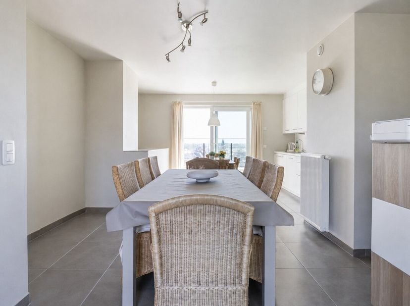 Middelkerke; duplex appartement te koop met 2 dakterrassen en een prachtig uitzicht! Dit duplex appartement biedt een unieke combinatie van comfort en