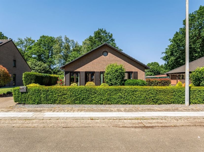 Openhuizendag zaterdag 13 juni van 15u30 - 16u30 <br />
Karaktervolle bungalow met ruime tuin en garage<br />
Rustig gelegen nabij het centrum van Gen