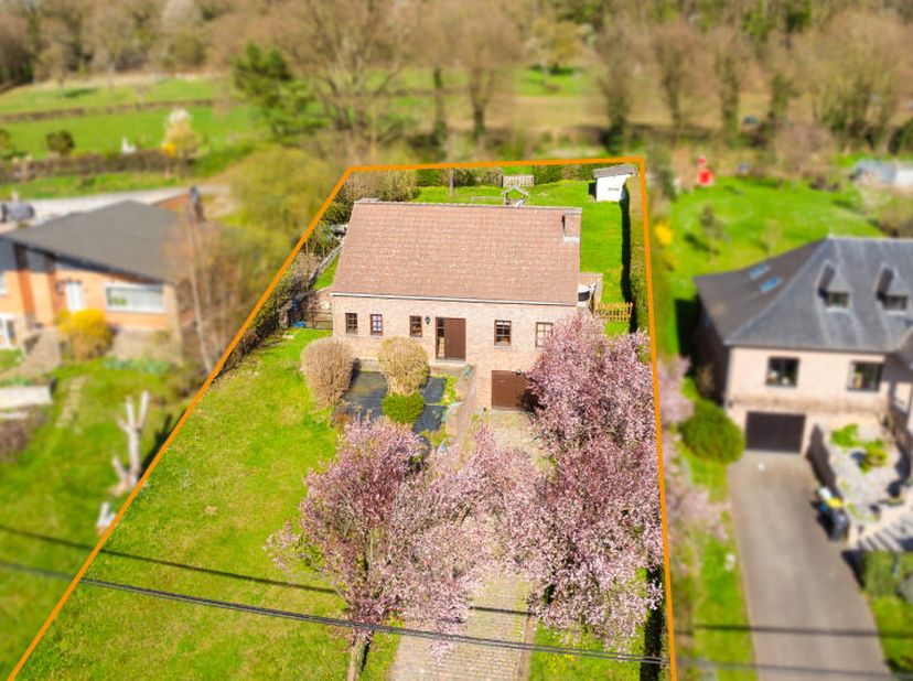 Spacieuse et jolie villa (+/-240m² d'après PEB) 3 chambres avec garage, grande terrasse et beau jardin bien orienté, idéalement située proche du centr