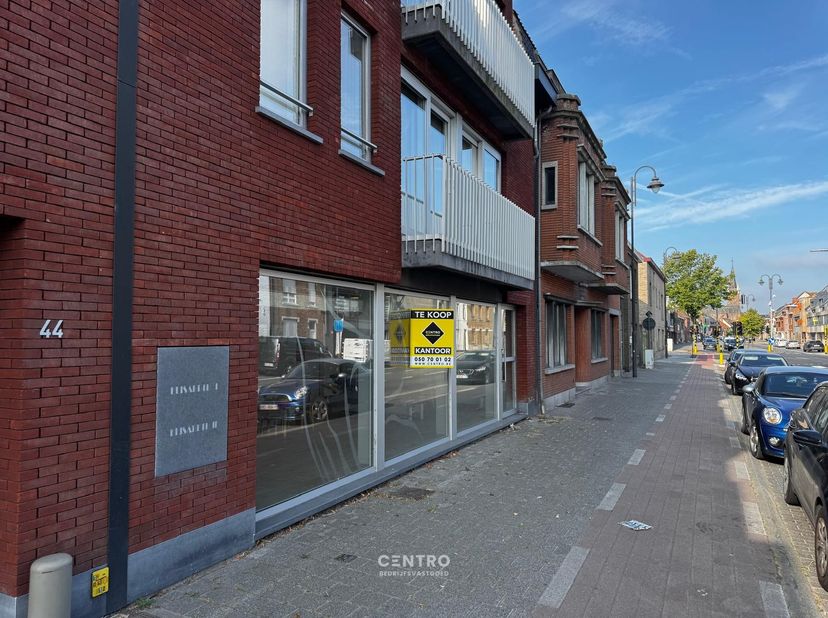 Bent u op zoek naar een instapklare handelsruimte op een commerciële toplocatie?<br />
Deze moderne handelsruimte van 83 m², momenteel ingericht als p