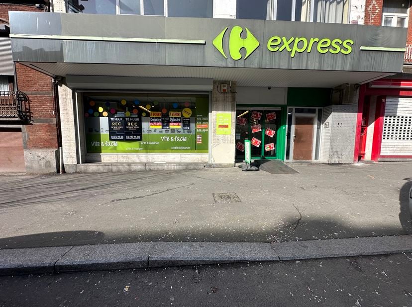 COMMERCIËLE RUIMTE OP TOPLOCATIE<br />
Dit ruime commercieel gelijkvloers bevindt zich in het centrum van Charleroi en biedt uiteenlopende mogelijkhed